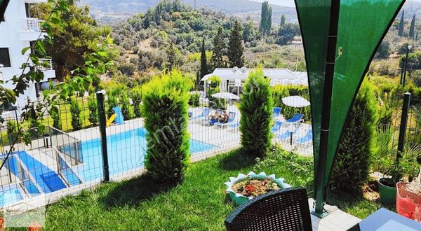 Kuşadasında Güvenlikli Havuzlu Sitede Bahçeli Eşyalı Geniş 2+1