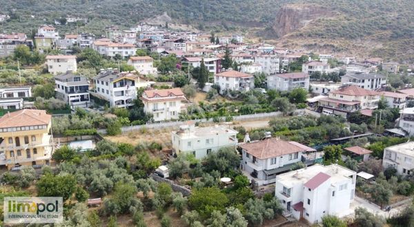 Limopol'den Esenköy Bademli'de 1100 M2 Arsa İçinde Müstakil Ev
