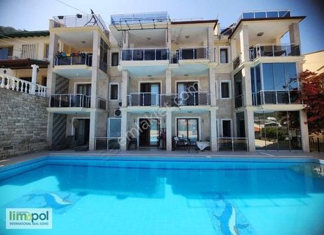 Limopol'den Karagözlerde Deniz Manzaralı 3+1 Bahçe Dubleks Daire