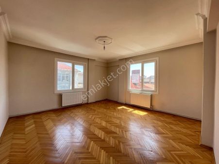 Y.dudullu'da Nato Yoluna Ve Metrolara Yakın Merkezi Konumlu 2+1