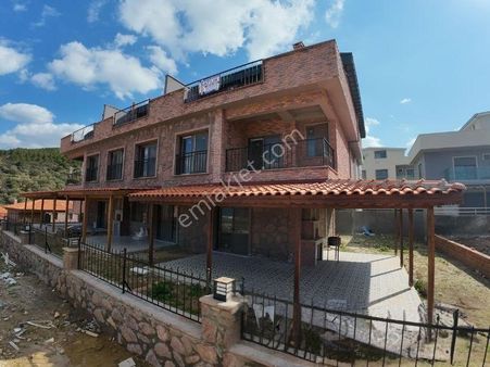 Yeni Foça'da 5+1 Geniş Bahçeli Deniz Manzaralı Havuzlu Villa