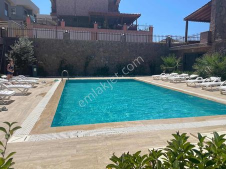 Acil Satılık Yeni Foça'da 5+1 Deniz Manzaralı Doğalgazlı Villa