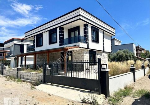 Seferihisar Doğanbey Cumhuriyette 3+1 Büyük Bahçeli Gebiş Odalı Villa