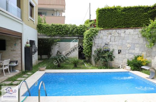 Urla Yenikent Mahallesi 4+2 Müstakil Havuzlu Satılık Villa