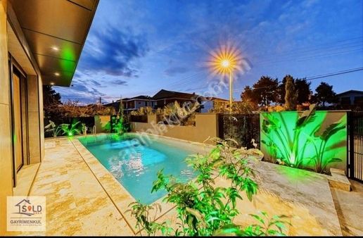 Urla Atatürk Mahallesi'nde Havuzlu Tam Müstakil Satılık Villa