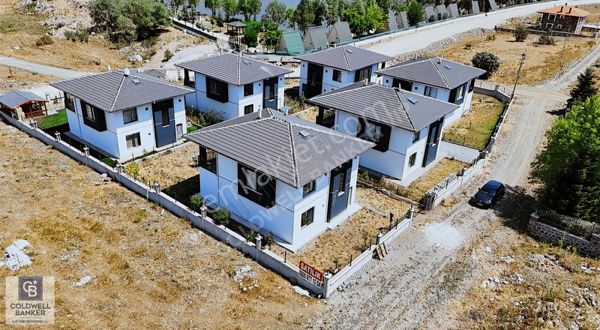 Çamlıderede Göl Kıyısında 2 Katlı Satılık Villa!