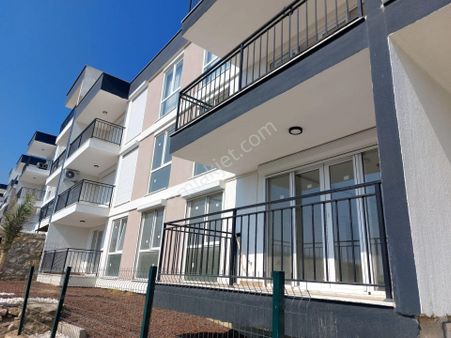 Kuşadasında Doğa İle İçiçe Ful Eşyalıve Havuzlu Sitede Geniş 2+1 Daire