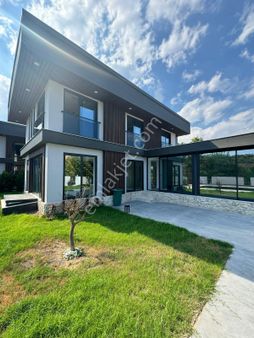 Çamyuva 'da Havuzlu Kapalı Otoparklı 4+1 Triplex Villa