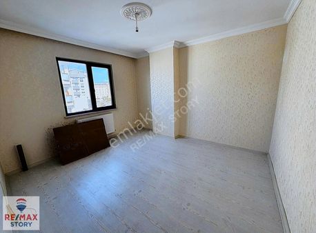 Çayırova İstiklal Cad. Asansörlü Kap.otoparklı 2+1 Kiralık Daire