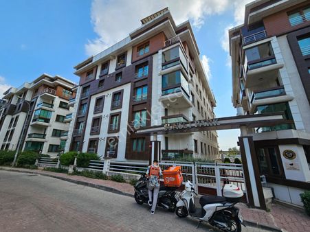 Sunset Park Evleri 185m2 Balkonlu 3+1 Kiralık Büyük Boş Site Dairesi