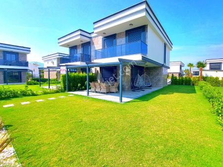 Davutlar Sahil Sitelerinde Plaja Yakın Havuzlu Sitede Özel Otoparklı Geniş Bahçeli Villa
