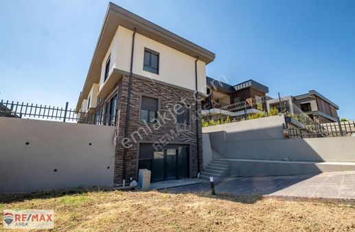 Remax Area Dan Gümüştepe De Satılık 5+2 Geniş Bahçeli Villa