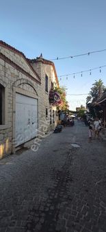 Alaçatının En İşlek Caddesinde 217m2 İş Yeri Tapulu