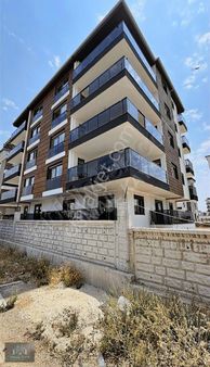 Döşemealtı Yeniköyde Site İçerisinde Satılık Geniş 3+1 Daire