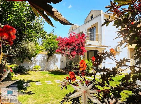 Çeşme Alaçatı Göbenede Satılık Çamlıkyola Yüz Metre Bahçeli Vila