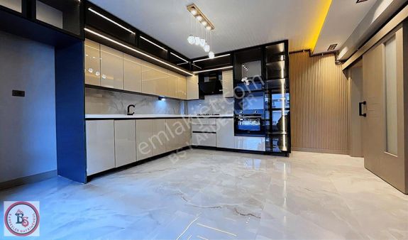 Kardeşler'den Bağlum'da Caddeye Bir Sokak Sıfır Lüks Yapılı 3+1