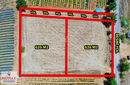 Remax Design Pamukova Çilekli'de 1.252 M2 Parsellenmiş Arsa