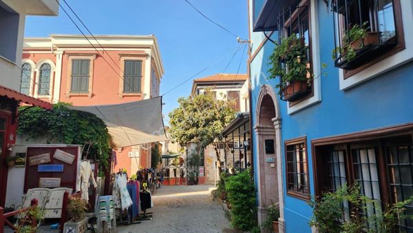 Ayvalık Hayrettin Paşa'da Satılık Tarihi Kargir Ev (ticari Ruhsatlı) Ve İmarlı Arsa