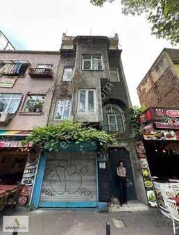 Fener Vodina Caddesinde, Çift Cepheli Cumbalı Bina