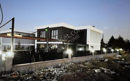 Bağlıca'da Müstakil Geniş Çift Bahçeli Full Yapılı Villa