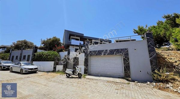 Çeşme Fenerburnunda Satılık Deniz Manzaralı Lüks Villa