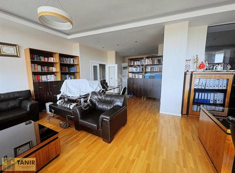 Bahçeşehir Gölet Karşısı 300 M2 Kiralık Ofis Büro Muayenehane