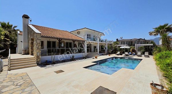 1000 M2 Arsa İçerisinde 4 Yatak Odali Satılık Villa