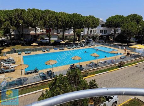 Altınkum Mahallesinde Havuzlu Sitede Triplex Köşe Villa