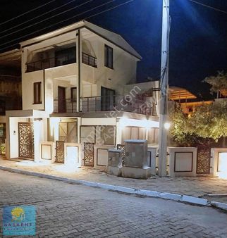 Fevzipaşa Mevkiinde 3+1 Geniş Bahçeli Bakımlı Köşe Villa