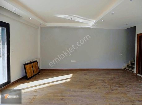 Çepiklerden Çiğli'de 4+1 Tripleks Satılık Villa