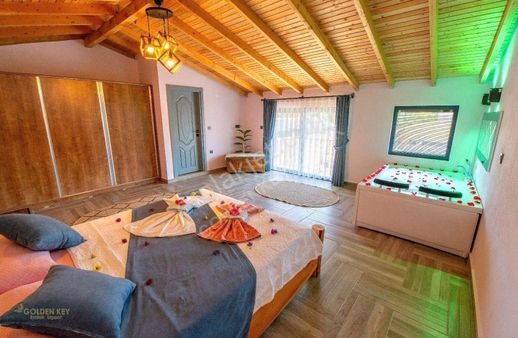 Kayaköy Merkezde Doğa İle İç İçe İçinizi Açacak Bir Taş Villa