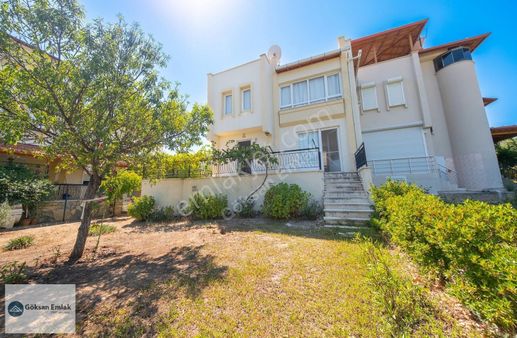 Havuzlu Sitede Geniş Bahçeli 4+1 Villa