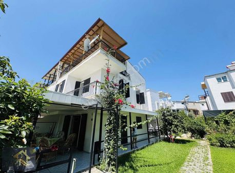 Kuşadası Davutlar'da Denize 650 Mt Satılık 4+1 Tripleks Yazlık