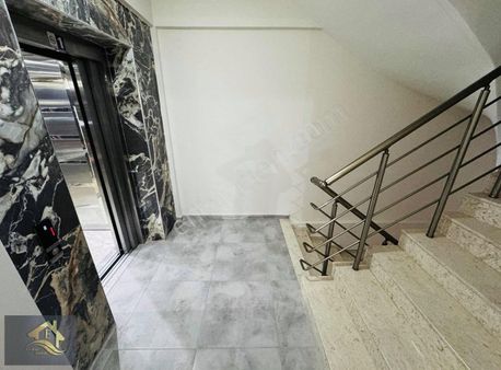 Kuşadası Davutlar'da Havuzlu Ara Kat Eşyalı Satılık 2+1 Daire