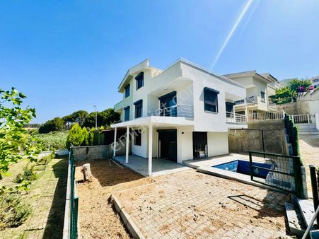 Kuşadası'nda Özel Havuzlu Fırsat Fiyatlı 4+1 Tripleks Yazlık