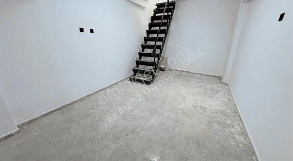 Yakamoz Gayrimenkulden Sivas Lisesi Yanıbaşında Satılık Dükkan