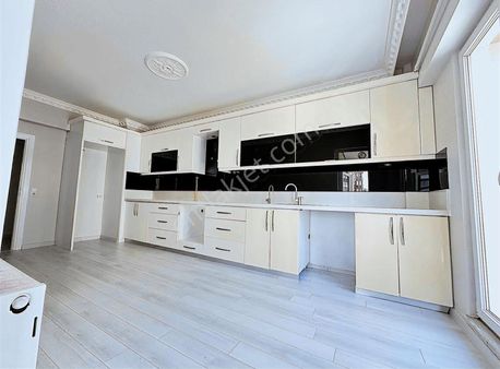 Satılık 5 . Cadde De 4+1 Ara Kat