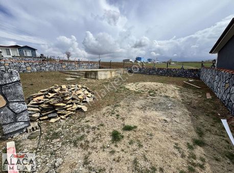 Kavaklı 'da Site İçerisinde Temelli Elektrik Suyu Aktif Bahçe