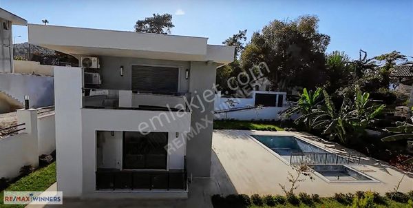 Kemer Merkezinde Dağ Manzaralı Müstakil Havuzlu Villa