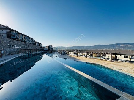 Akbük’te Havuzlu Site İçerisinde 3+1 Köşe Bahçe Katı Daire