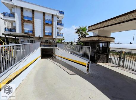 Lara Güzeloba'da Havuzlu K.otoparklı Sitede Havuz Cepheli 1+1