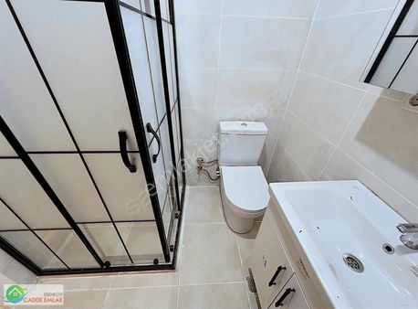 Reşitpaşa Cad. Üzerinde Komple Yenilenmiş İki Balkonlu 3+1