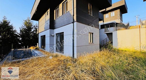 Başiskele'de Deniz Manzaralı Müstakil Havuzlu Fırsat Villa