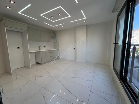 Denize Yürüme Mesafesinde Satılık 1+1 Ara Kat Daire
