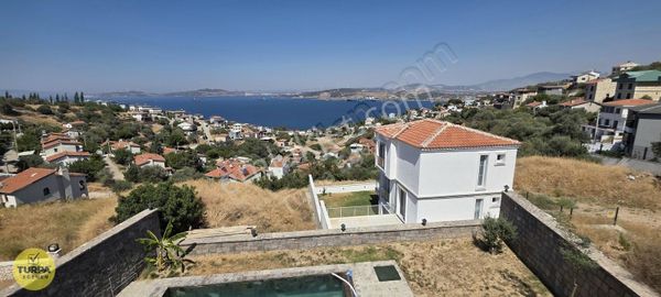 Yeni Foça Donatkent Sitesi Müstakil Havuzlu 4+2 Taş Villa