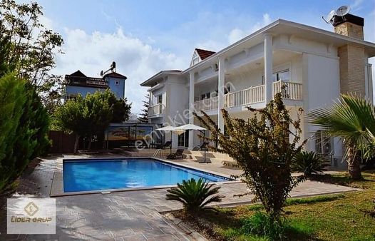 Eslider Emlaktan Müstakil Bahçeli Özel Havuzlu 9+1