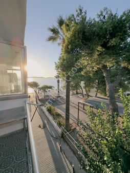 Foça Sahil Caddesinde 2+1 Eşyalı Kiralık Daire