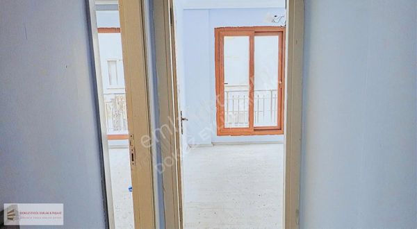 Dikili Salı Pazarının Hemen Yanında Düz Ayak Satılık 1+1