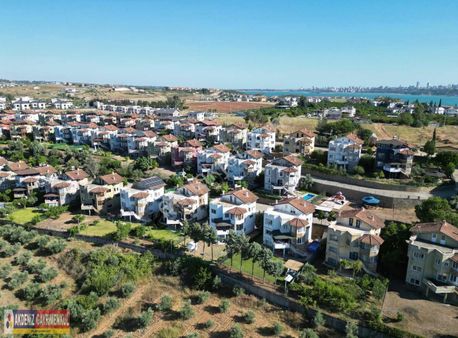 Elit Site İçerisinde Güvenlikli Göl Manzaralı Bahçeli Villa