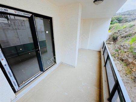 Tırpan Gayrimenkul'den 3+1 Ara Kat Sıfır Havuzlu Site İçerisinde